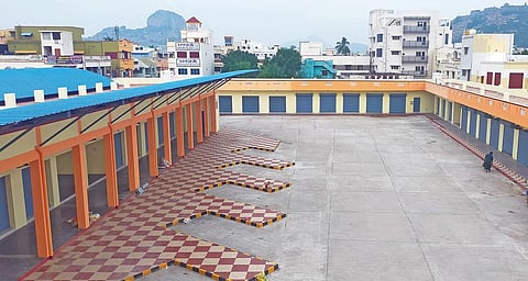 திறப்பு விழாவுக்காக காத்திருக்கும் செஞ்சி புதிய பேருந்து நிலையம்.