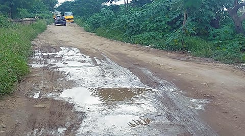 கோவை அவிநாசி சாலையில் ஃபன்மால் எதிரே பீளமேடு காவல் நிலையத்துக்கு அருகே எல்லைதோட்டம் சாலைக்கு செல்லும் மண் சாலை.