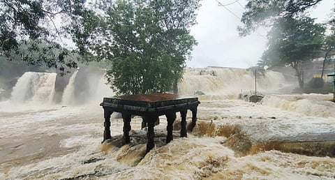 குமரியில் விடிய விடிய கனமழை: திற்பரப்பு அருவி, ஆறுகளில் வெள்ளப்பெருக்கு