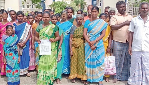 விழுப்புரம் மாவட்ட காவல் அலுவலகத்தில் உறவினர்களுடன் புகார் மனு அளிக்க வந்த இருளர் பழங்குடி பெண்.