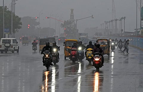 தமிழகத்தில் இன்றும், நாளையும் பரவலாக மழை பெய்யும் - வட மாவட்டத்தின் சில பகுதிகளில் கனமழை பெய்ய வாய்ப்பு