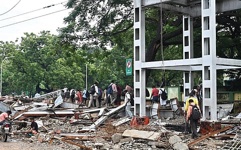 கோட்டை ரயில் நிலையத்தில் குவித்து வைக்கப்பட்டுள்ள கட்டுமானப் கழிவுகளுக்கு மத்தியில் சிறிய பாதையை தேடி நடந்து செல்லும் தலைமைச் செயலக ஊழியர்கள். | படங்கள்: எஸ்.சத்தியசீலன்