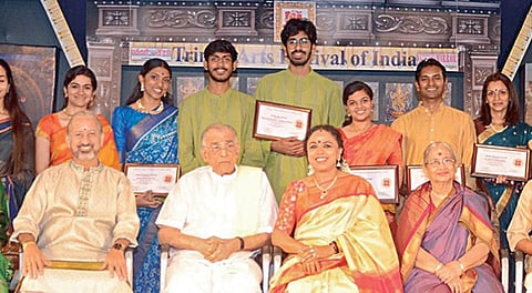 டிரினிடி விருது வழங்கும் விழாவில் பாடகி சுதா ரகுநாதன், விருதாளர்கள் மதுரை ஜி.எஸ்.மணி, சாவித்ரி ஜெகன்னாத ராவ், கே.வி.பிரசாத், நவ்யா நடராஜன், ஷிஜித் நம்பியார், பார்வதி மேனன் உள்ளிட்டோருடன் டிரினிடி கலை விழா தலைவர் ஆர்.முத்துக்குமார், ஒருங்கிணைப்பாளர் முரளி ராகவன் ஆகியோர்.