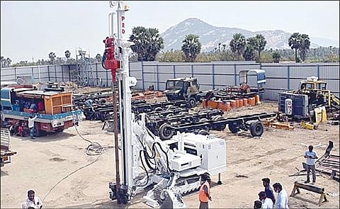 உத்தராகண்ட் சுரங்கப் பாதைக்குள் சிக்கிய தொழிலாளர்களுக்கு உணவு வழங்க உதவிய திருச்செங்கோடு ரிக் இயந்திரம்