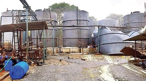 வாலாஜா அருகே உள்ள ரசாயன தொழிற்சாலையில் டேங்க் வெடித்து வழிந்தோடிய ரசாயன கலவை.