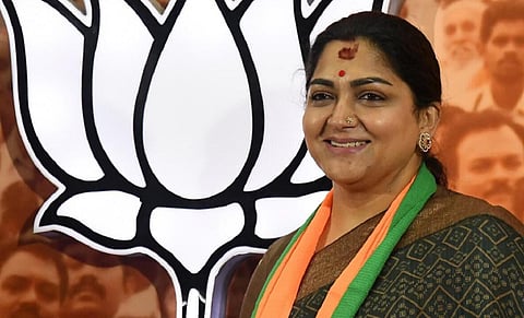 ‘சேரி மொழி’ என்றதற்கு மன்னிப்பு கேட்க மறுக்கும் குஷ்பு வீட்டின் முன்பு திங்கள்கிழமை போராட்டம்: காங்.