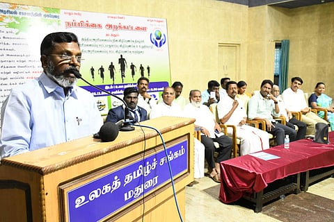 மதுரை உலகத் தமிழ்ச்சங்கத்தில் இன்று நம்பிக்கை அறக்கட்டளை சார்பில் இந்திய அரசியலமைப்பு தின விழிப்புணர்வு கருத்தரங்கத்தில், விடுதலைச் சிறுத்தைகள் கட்சியின் தலைவர் தொல்.திருமாவளவன் பேசினார். | படம்: எஸ்.கிருஷ்ணமூர்த்தி.