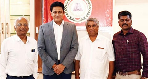 திருச்சி ஐஐஐடி இயக்குநர் என்.எஸ்.வி.என்.சர்மா மற்றும் நிர்வாகக் குழு உறுப்பினர்களை சந்தித்து பேசிய ஐஐஐடியின் புதிய நிர்வாகக் குழுத் தலைவர் அனில் கும்ப்ளே.