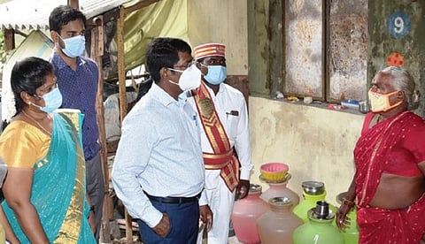 திண்டிவனம் அருகே பட்டணம் கிராமத்தில் உள்ள சமத்துவ புரத்தில அப்போதைய ஆட்சியர் மோகன் குறைகளை கேட்டறிகிறார். ( கோப்பு படம்)