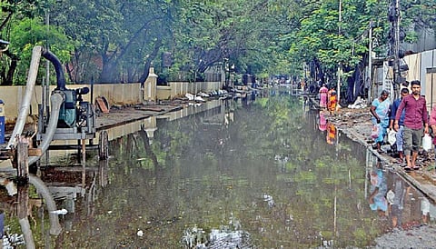 புரசைவாக்கம் டாக்டர் அழகப்பா சாலையில் தேங்கிய மழைநீரை மோட்டார் மூலம் அகற்றும் பணி துரிதமாக நடைபெற்றது.