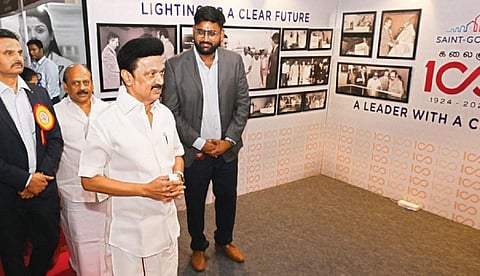 கருணாநிதி நூற்றாண்டு விழாவையொட்டி சென்னை கலைவாணர் அரங்கத்தில், நடைபெற்ற ‘நிறுவனங்களின் நாயகர் - கலைஞர்’ நிகழ்ச்சியில், பல்வேறு துறைகளின் சார்பில் அமைக்கப் பட்டிருந்த சிறப்பு புகைப்படக் கண்காட்சியை முதல்வர் மு.க.ஸ்டாலின் பார்வையிட்டார்.