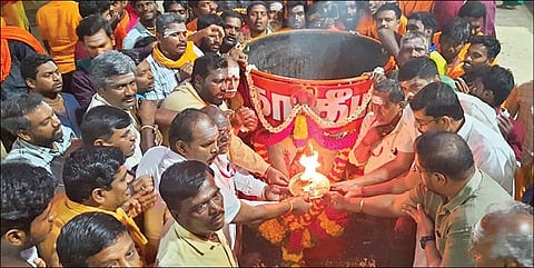 அண்ணாமலையார் கோயிலில் நேற்று மகா தீப கொப்பரைக்கு சிறப்பு பூஜை நடைபெற்றது.