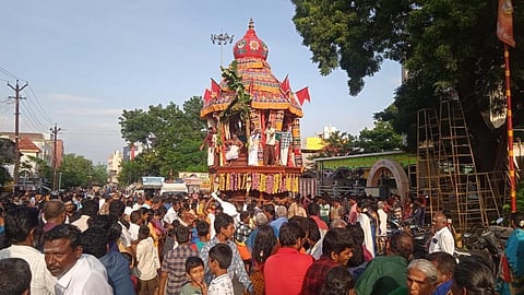 மதுரை திருப்பரங்குன்றம் சுப்பிரமணிய சுவாமி கோயிலில் இன்று திருக்கார்த்திகையை முன்னிட்டு சிறிய வைரத் தேரோட்டம் நடைபெற்றது. இதில் ஆயிரக்கணக்கான பக்தர்கள் பங்கேற்று வடம்பிடித்து இழுத்தனர்.