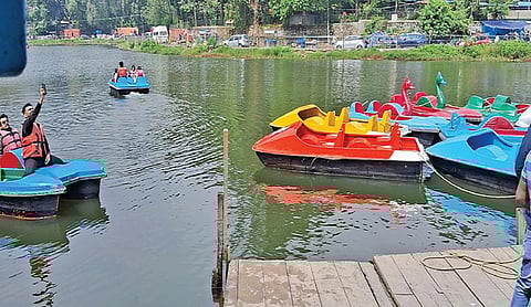 கொடைக்கானல் ஏரி படகு குழாமில் சுற்றுலா பயணிகள் வருகை குறைவால் நிறுத்தி வைக்கப்பட்டிருந்த படகுகள்.