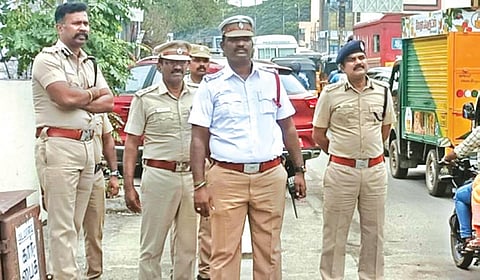 சைதாப்பேட்டை சிஐடி நகர் அருகே போக்குவரத்து போலீஸாருடன் சாலையோரம் நின்றவாறு போக்குவரத்தை ஆய்வு செய்யும் சென்னை போக்குவரத்து காவல் கூடுதல் ஆணையர் ஆர்.சுதாகர்.