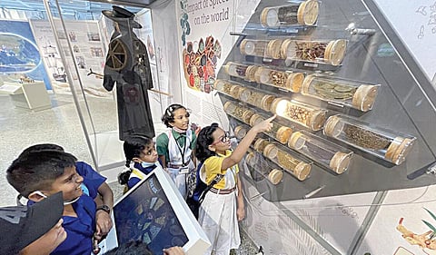 வேலைக்கான போட்டித் தேர்வுக்கு பயனளிக்கும் அரசின் சாதனை விளக்க புகைப்பட கண்காட்சி: மாணவர்களை அழைத்து செல்வதை வழக்கமாக்குவோம்