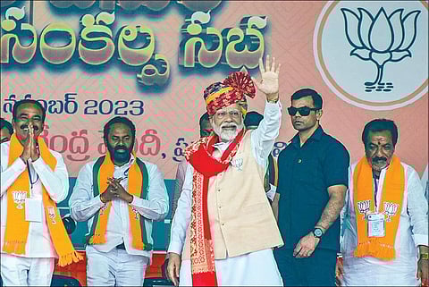 தெலங்கானாவில் மேதக் மாவட்டம் தூப்ரன் என்ற இடத்தில் நேற்று நடைபெற்ற தேர்தல் பிரச்சார பொதுக்கூட்டத்தில் பொதுமக்களை பார்த்து உற்சாகமாக கையசைக்கும் பிரதமர் நரேந்திர மோடி.படம்: பிடிஐ