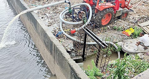 சென்னை மாநகராட்சி, தண்டையார்பேட்டை மண்டலம், எழில் நகர் பகுதியில் இருந்து தானாக வெளியேறும் மழைநீர், டிராக்டர் இயந்திரம் மூலம் வெளியேற்றப்படுகிறது.