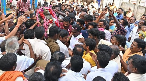 67 ஆண்டுகளுக்கு பிறகு கோயிலுக்கு கொண்டு வரப்படும் ஐம்பொன் நடராஜர் சிலையை உற்சாகமாக எடுத்து வரும் கிராம மக்கள்.