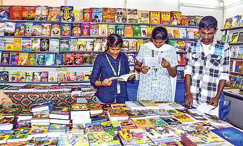 திருச்சி புனித வளனார் கல்லூரி மேல்நிலைப் பள்ளி மைதானத்தில் நடைபெற்று வரும் புத்தகத் திருவிழா பதிப்பக அரங்கு ஒன்றில் நேற்று புத்தகங்களை தேர்வு செய்த இளைஞர்கள்.
படங்கள்: ர.செல்வமுத்துகுமார்