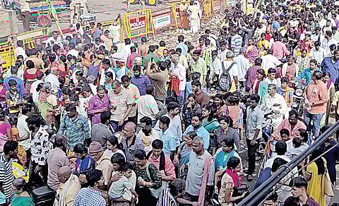 திருவண்ணாமலையில் நேற்று 2-வது நாளாக கிரிவலம் சென்ற பக்தர்கள்.