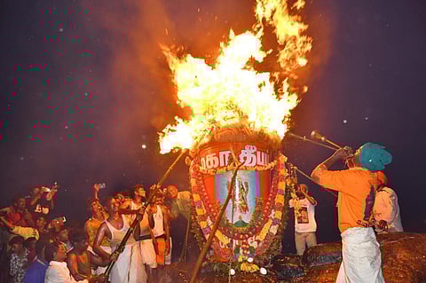 திருவண்ணாமலையில் 2,668 அடி உயரம் உள்ள அண்ணாமலையார் மலை உச்சியில் ஏற்பட்ட மகாதீபம். | படம்: வி.எம்.மணிநாதன்.