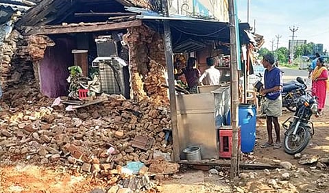 தேவகோட்டை ஒத்தக்கடை பேருந்து நிறுத்தம் அருகே இடிந்து விழுந்த கடைகள்.