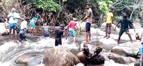 பெரியகுளம் அருகே ஆற்று வெள்ளத்தில் சிக்கிய 5 பேர் - கயிறு கட்டி மீட்ட மலைகிராம மக்கள்