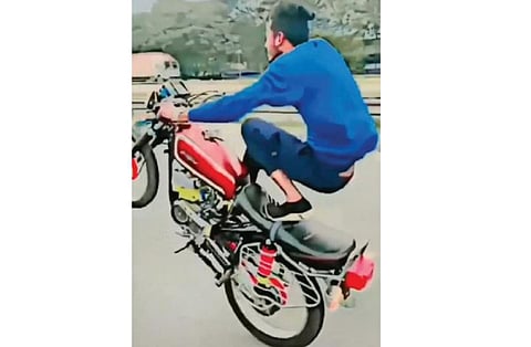 ஓசூரில் பெங்களூரு தேசிய நெடுஞ்சாலையில் இருசக்கர வாகனத்தில் வீலிங் செய்த இளைஞர்.