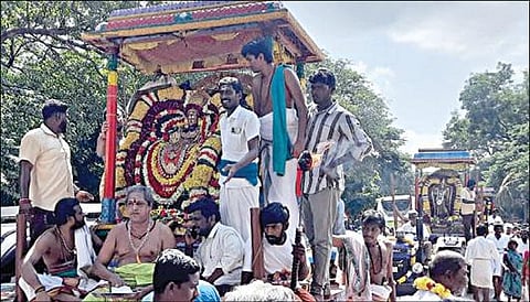திருவண்ணாமலையில் நேற்று கிரிவலம் சென்று பக்தர்களுக்கு அருள்பாலித்த அண்ணாமலையார். படம்: இரா.தினேஷ்குமார்