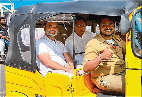 தெலங்கானாவில் நேற்று தேர்தல் பிரச்சாரம் மேற்கொண்ட காங்கிரஸ் மூத்த தலைவர் ராகுல் ஜுப்ளி ஹில்ஸ் பகுதியில் ஒரு ஆட்டோவில் பயணம் செய்தார். படம்: பிடிஐ