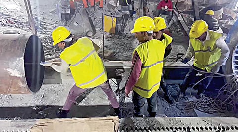 சில்க்யாரா சுரங்கத்தில் நேற்று துளையிட்டு மீட்கும் பணியில் ஈடுபட்ட எலிவளை சுரங்க தொழிலாளர்கள்