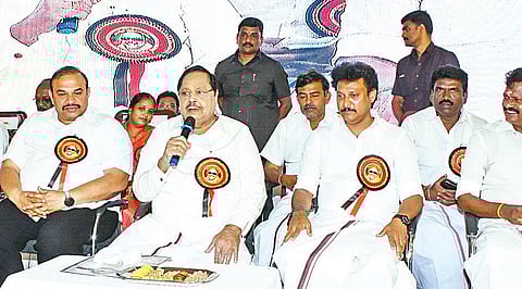 திருச்சி கலைஞர் அறிவாலயத்தில் நேற்று நடைபெற்ற திமுக திருச்சி தெற்கு மாவட்ட கருத்துரை கூட்டத்தில் பேசிய அக்கட்சியின் பொதுச் செயலாளரும், மாநில நீர்வளத் துறை அமைச்சருமான துரைமுருகன். உடன் மாவட்டச் செயலாளரும் அமைச்சருமான அன்பில் மகேஸ் பொய்யாமொழி, எம்எல்ஏ இனிகோ இருதயராஜ் உள்ளிட்டோர்.
படம்: ர.செல்வமுத்துகுமார்