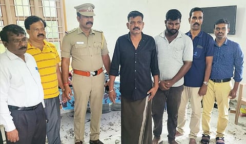 கைது செய்யப்பட்ட முருகேசனுடன் போலீஸ் மற்றும் அதிகாரிகள் குழுவினர்.