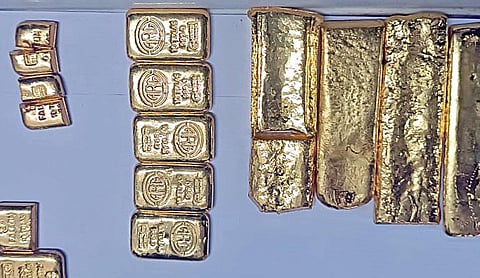 ராமேசுவரத்தில் கைப்பற்றப்பட்ட தங்கக் கட்டிகள்.