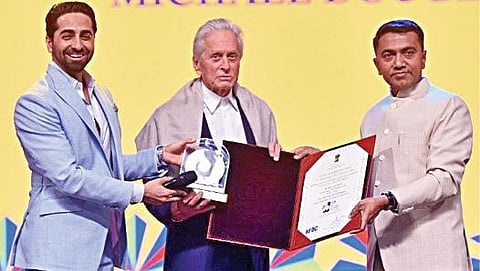 ஹாலிவுட் நடிகர் மைக்கேல் டக்ளஸுக்கு விருதை வழங்குகிறார், கோவா முதல்வர் பிரமோத் சாவந்த். உடன் இந்தி நடிகர் ஆயுஷ்மன் குரானா.