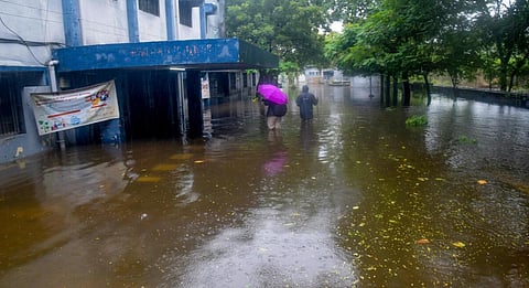செங்கை, திருவள்ளூர், காஞ்சி மாவட்ட சாலை, குடியிருப்புகளில் மழைநீர் தேக்கம்