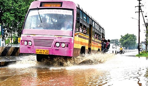 திண்டுக்கல்லில் தாடிக்கொம்பு சாலையில் தேங்கிய மழை நீரில் சென்ற பேருந்து. படம்: நா.தங்கரத்தினம்.