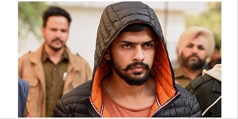 போலீஸிடம் சிக்கிய நபர்.