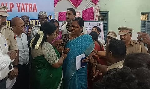 “ரேஷன் கடைகளை மூடிவிட்டு எதில் சாதிக்கப் போகிறீர்கள்?'' - தமிழிசையிடம் புதுச்சேரி பெண்கள் சரமாரி கேள்வி