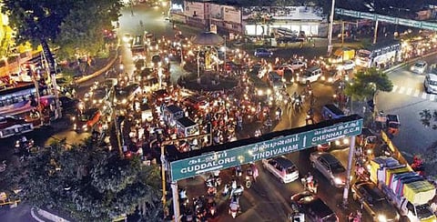 புதுச்சேரி ராஜீவ்காந்தி சிக்னலில் சரியாக விளக்கு எரியாத நிலையில், இரவு வேளையில் வாகனங்கள் எப்படிச் செல்வது என தட்டுத்தடுமாறி நிற்கின்றன. | படம்:எம்.சாம்ராஜ்