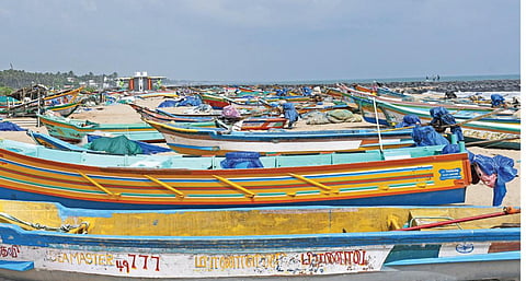 ராமநாதபுரம் மீனவர்கள் கடலுக்கு செல்ல தடை - சூறாவளி 65 கி.மீ வேகம் வரை வீசக்கூடும்!