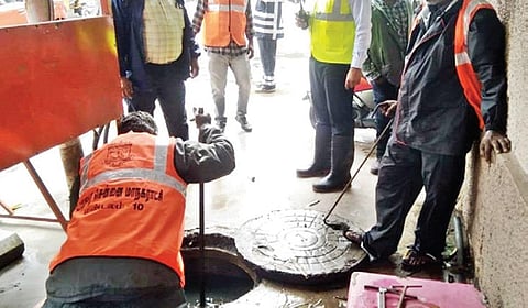 சென்னை மாநகரப் பகுதிகளில் தேங்கிய மழைநீர் வடிவதற்காக பணியாற்றி வரும் மாநகராட்சி தூய்மை பணியாளர்கள்.