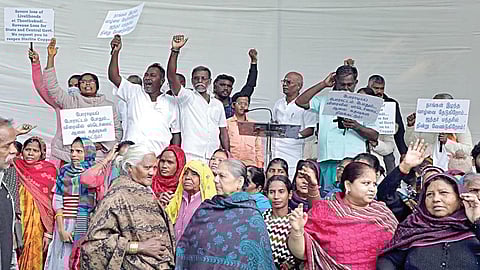 ஸ்டெர்லைட் ஆலையை மீண்டும் திறக்க கோரி டெல்லியில் போராட்டம் நடத்திய தூத்துக்குடி மக்கள்.