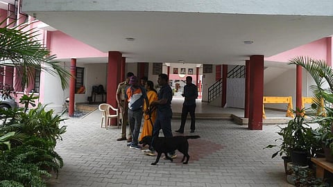 பெங்களூருவில் 68 பள்ளிகளுக்கு வெடிகுண்டு மிரட்டல்: போலீஸார் தீவிர விசாரணை