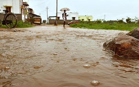 கும்மிடிப்பூண்டி அருகே நீரில் மூழ்கிய தரைப்பாலம்: 20+ கிராமங்கள் பாதிப்பு