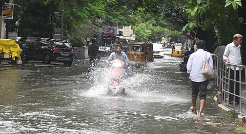 கனமழை காரணமாக சென்னை ராயப்பேட்டை லாயிட்ஸ் சாலையில் தேங்கியுள்ள மழைநீர் | படம்: ஆர்.ரகு