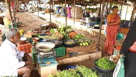 உயரும் காய்கறி விலை: தக்காளி, வெங்காயம் மீண்டும் விலை கூடுவதால் மக்கள் கவலை