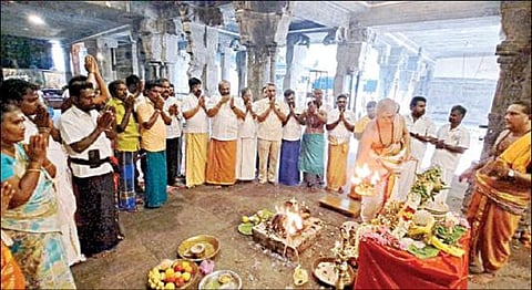 தேமுதிக தலைவர் விஜயகாந்த் பூரண நலம் பெற வேண்டி, விருத்தாசலம் விருத்தகிரீஸ்வரர் கோயிலில் நேற்று நடைபெற்ற ஆயுஷ் ஹோமத்தில் பங்கேற்ற தேமுதிகவினர்.