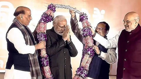 மத்திய பிரதேசம், ராஜஸ்தான், சத்தீஸ்கரில் பாஜக அமோக வெற்றி பெற்றுள்ளது. இதையொட்டி, டெல்லியில் உள்ள பாஜக தலைமை
அலுவலகத்தில் நேற்று நடைபெற்ற வெற்றி விழாவில் பிரதமர் நரேந்திர மோடி பங்கேற்றார். அவருக்கு கட்சியின் தேசிய தலைவர்
ஜே.பி.நட்டா, மத்திய அமைச்சர்கள் அமித் ஷா, ராஜ்நாத் சிங் ஆகியோர் மாலை அணிவித்து உற்சாகமாக வரவேற்றனர்.